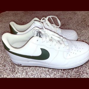 Like New NIKE Air Force 1 green/white mens size 11